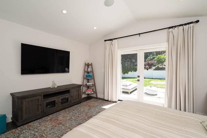 Beautiful Modern Large 2 Bed House Beverly Hills gallery image 4