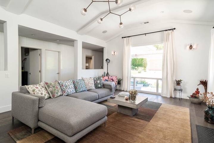 Beautiful Modern Large 2 Bed House Beverly Hills gallery image 3