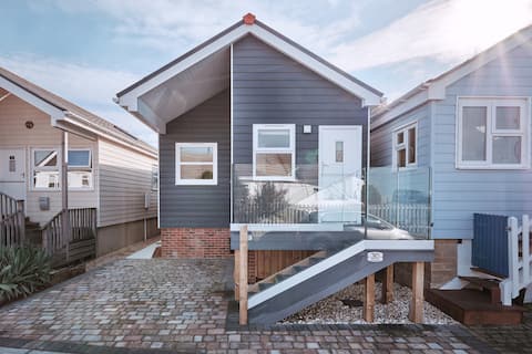 Seaside coastal retreat, sea & sunsets, EV charger