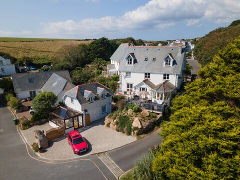 Rockridge House - Sleeps 16 - Short walk to beach