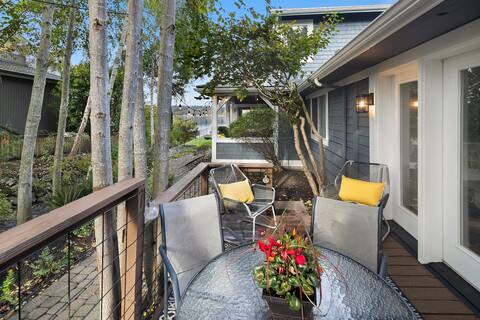 Lake Sammamish Generator  2 bd/2 bath, Dog okay