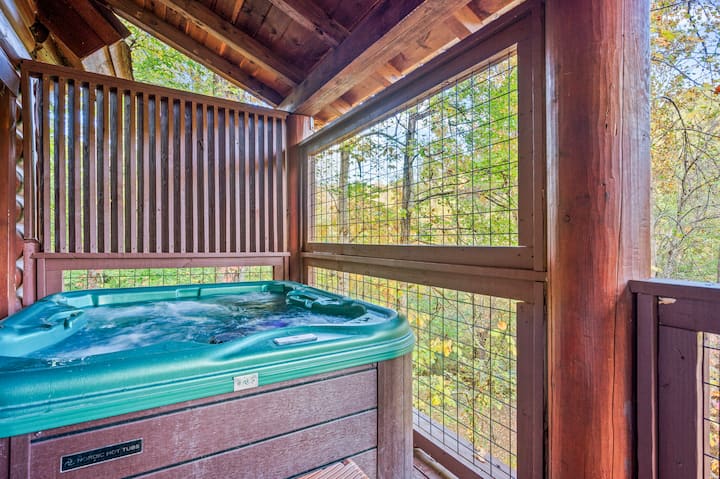Pickleball Cabin - Hot Tub, Pool, Fire Pit, Games!