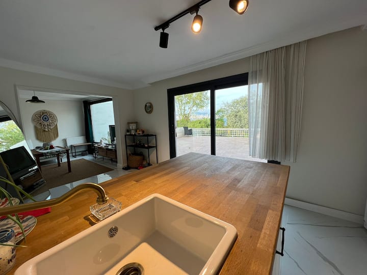 Mit Mustakil-S Buyuk-Terrasse und Garten mit Meerblick - Airbnb