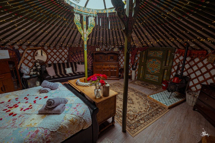 Kom en verblijf in misschien wel de meest luxe joert in het Verenigd Koninkrijk! 
Onze yurt werd met de hand gemaakt en gebouwd in Mongolië en importeerde de naar het Verenigd Koninkrijk :) 