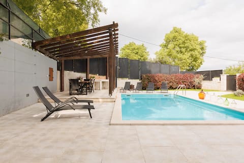Successful Airbnb property: Vrsar, isolated village, 8-10min drive to the sea. in Montižana Montisana