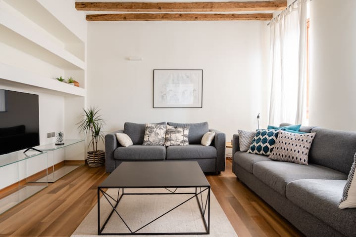 2 bedroom, 2 bathroom Apt + AC + FREE Garage