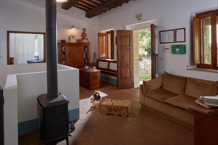 ทางเข้าพร้อมเตาผิงไม้โซฟาและมุมอ่านหนังสือ