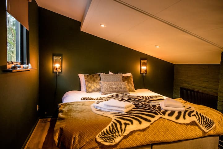 أسرّة أنيقة وسميكة مع ملاءات طازجة