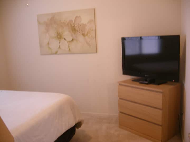 Televizor 46"i dhomës së tretë të gjumit