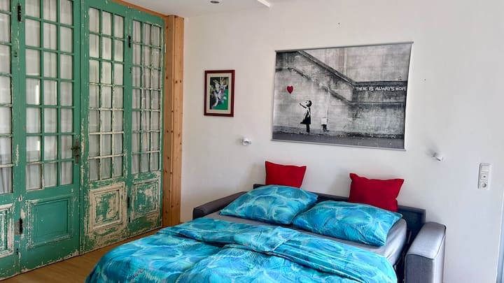 ...koji se može pretvoriti u krevet (160 x 200 cm) s visokokvalitetnim madracem u roku od nekoliko sekundi. Osim toga, u ovoj prostoriji ima i...
