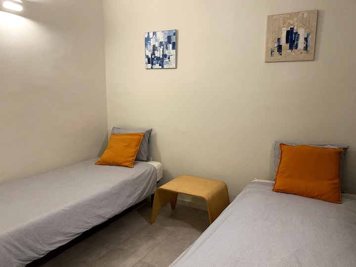 De tweede slaapkamer met twee eenpersoonsbedden