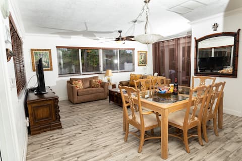 Palms 2, entire house minutes away from beaches