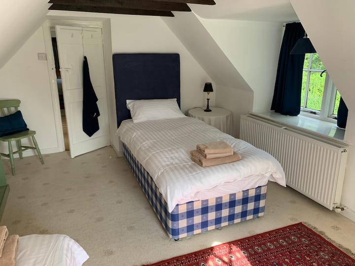 غرفة النوم الثانية - سرير فردي ، مع باب من الهبوط