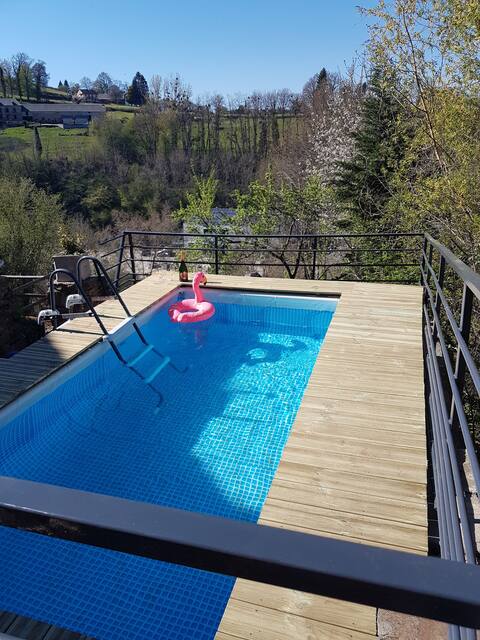 Atypical 6-8 person cottage with pool - heart of Uzerche