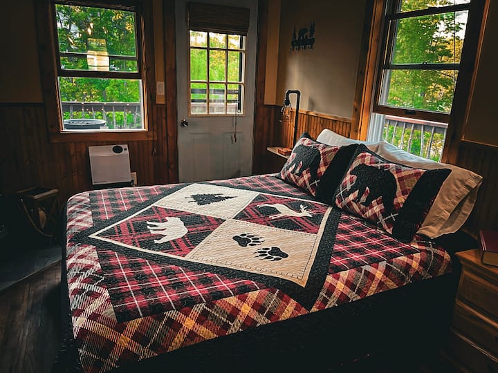 This room has direct access to the deck. 1 Queen