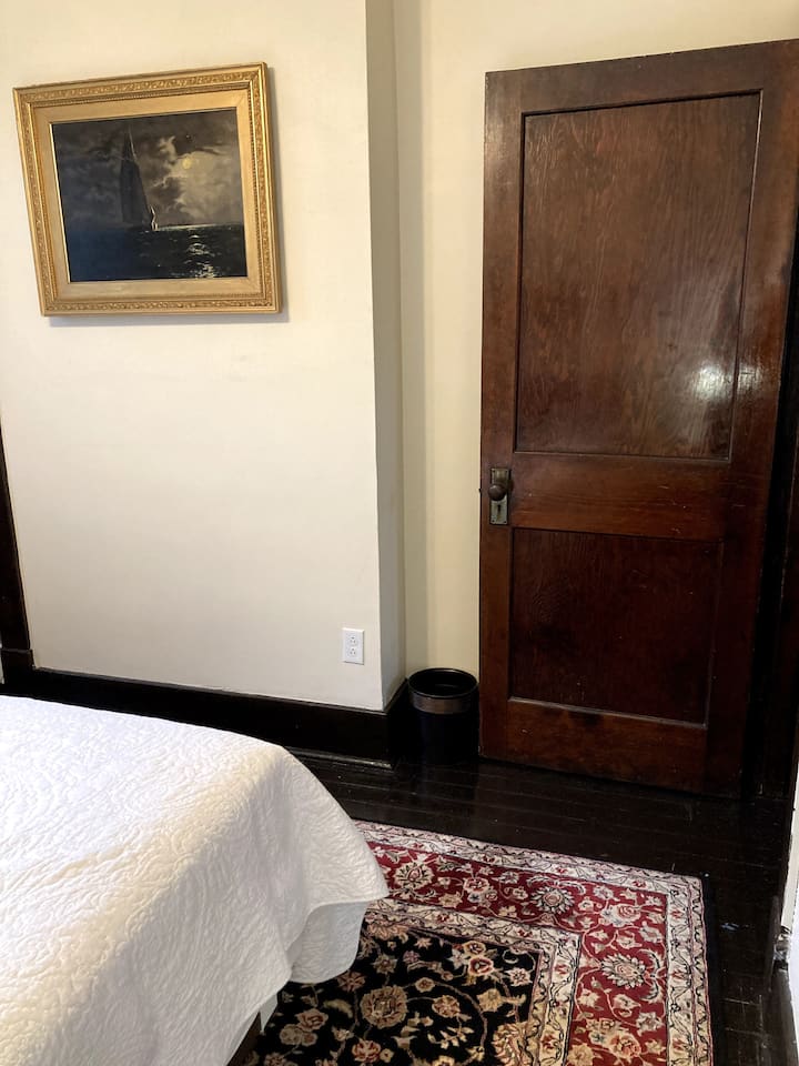 Спалня с изглед към Марион Авеню
(10/2023 г. нов килим, премахнат ориенталски килим)