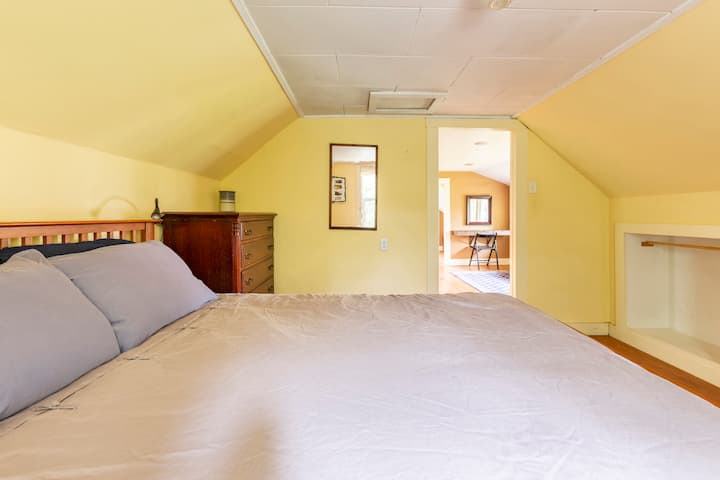 غرفة نوم في الطابق العلوي