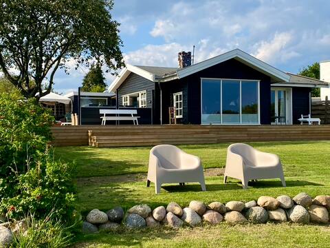 House directly to beach, close to S-train and shopping