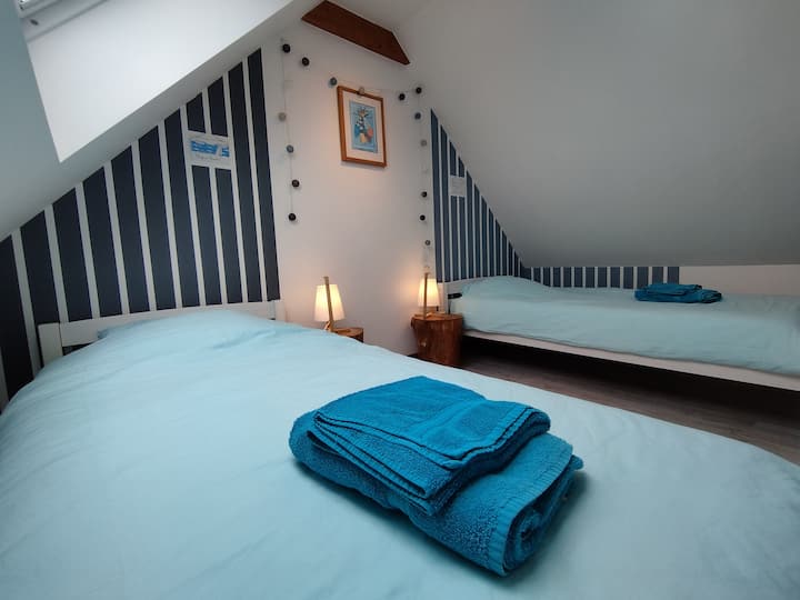 De slaapkamer 2 eenpersoonsbedden