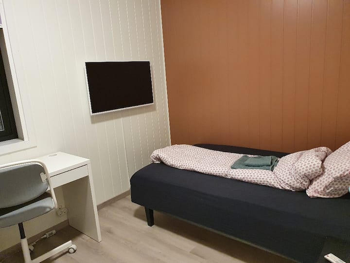 Spavaća soba br. 3 ima krevet od 120 cm i mogućnost madraca na napuhavanje na podu. Totalt 2 sengeplasser.

Spavaća soba br. 3 ima krevet širine 120 cm i prostor za dodatni krevet na napuhavanje (1,5+1)