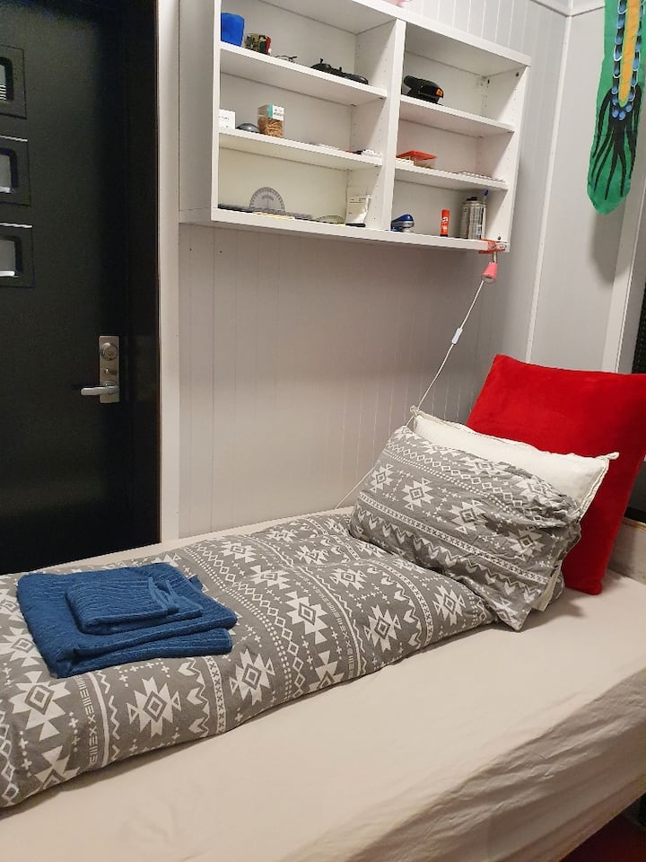 Mala spavaća soba (4) s krevetom od 120 cm

Mala spavaća soba s krevetom širine 120 cm