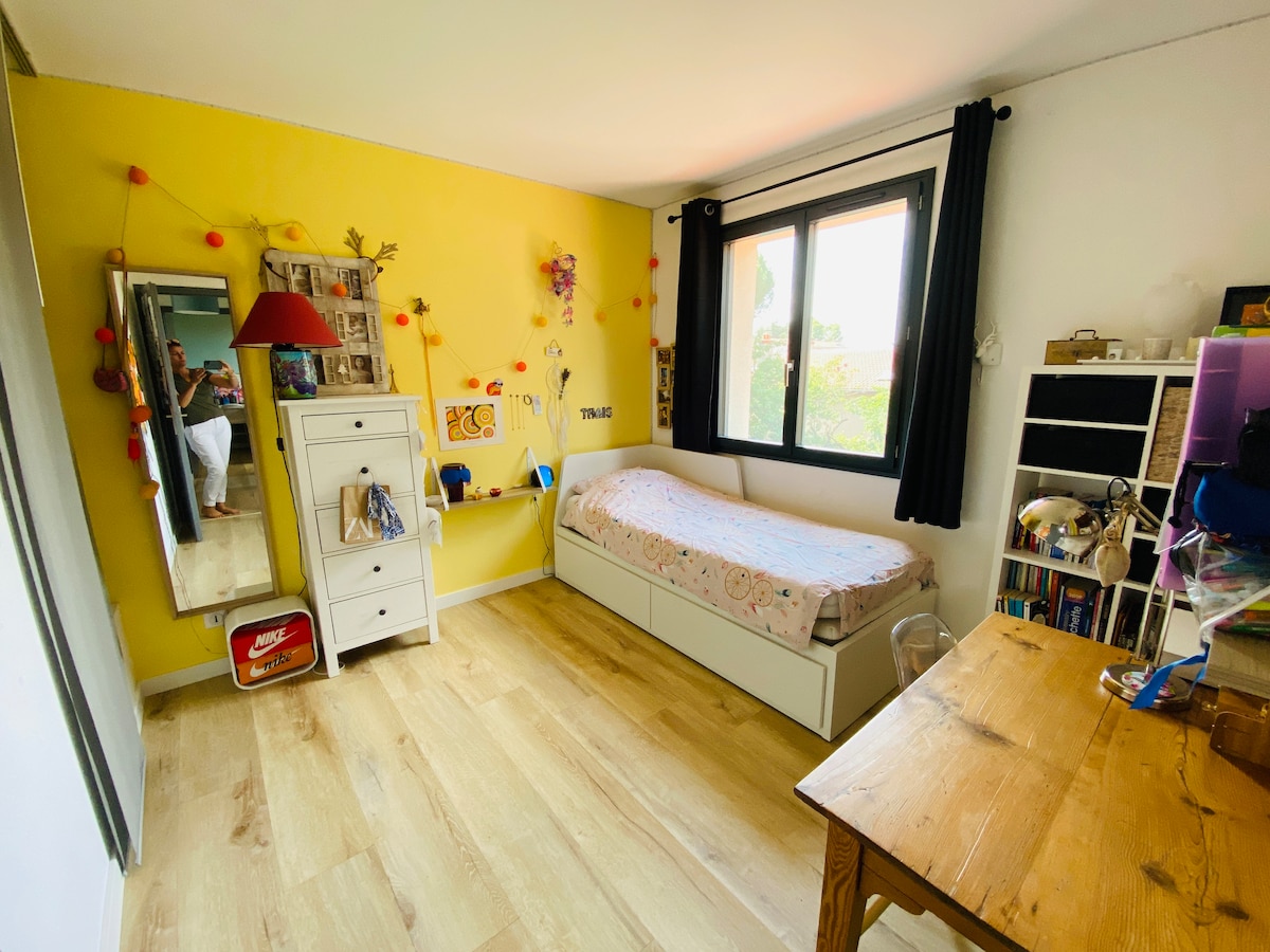 Chumba cha ghorofa ya manjano 1 (Kitanda kimoja au cha watu wawili)