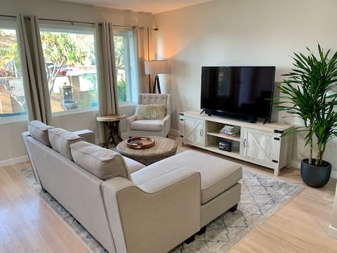 Top Airbnb: Modern & Comfy Gem ~ Walk to Beach ~ Serene Garden in San Diego