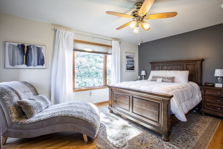 Master bedroom has a QUEEN bed and a great mattress.  You will love the lounger and the smart TV - this room and the top level make this house great for families or just a single couple looking to get away and relax!