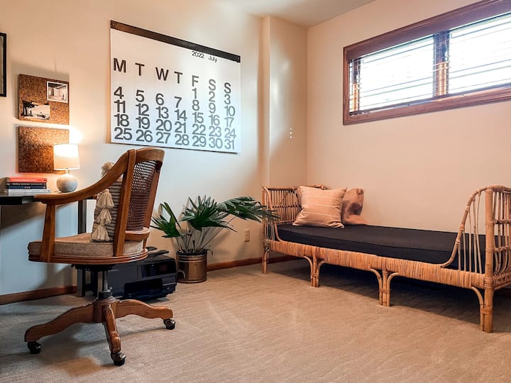 משרד ראשי וחדר שינה פנוי עם מיטת יום