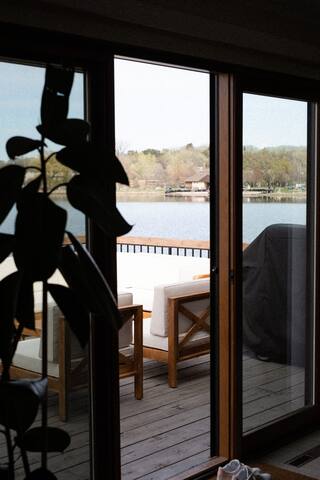 Lakeside Retreat | Sauna | Hot Tub | Private Beach gallery image 3