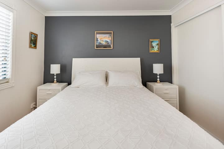 מיטת קווין סייז נוחה מחכה לנוסע העייף! לאחר בקרת טמפרטורה, מיזוג אוויר בחדר השינה הפרטי שלכם, מבטיח שנת לילה נהדרת כל הזמן. האורחת שלנו סופיה הזכירה בביקורת שלה "אני חייבת לומר שזו אולי המיטה הנוחה ביותר שישנתי בה" 