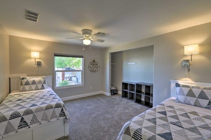 U trećoj spavaćoj sobi nalaze se dva blizanca s ruksakom ispod nje. 