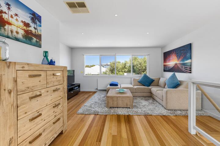 Elegant Entertainer – Chic Sorrento Retreat gallery image 5