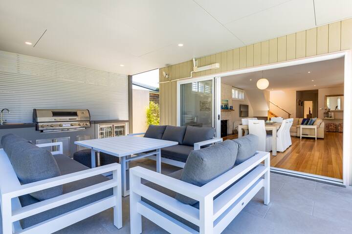 Elegant Entertainer – Chic Sorrento Retreat gallery image 3