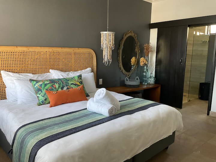 Dormitorio principal con baño privado