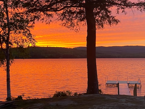 Gorgeous lakefront, sunsets, kayaks, fire pit