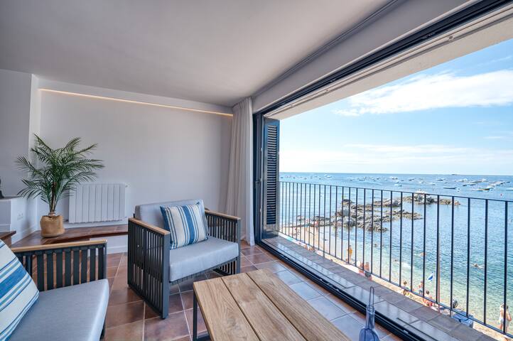 Charming apartment on the seafront