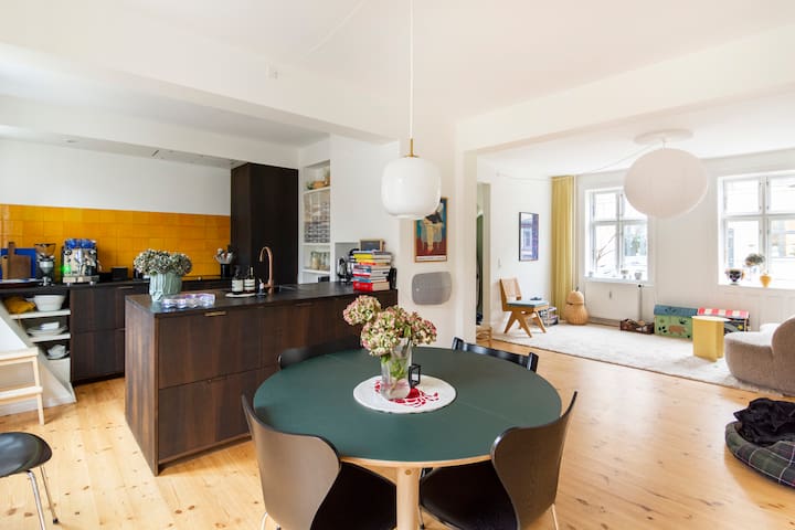 Smukt byhus midt i København med have