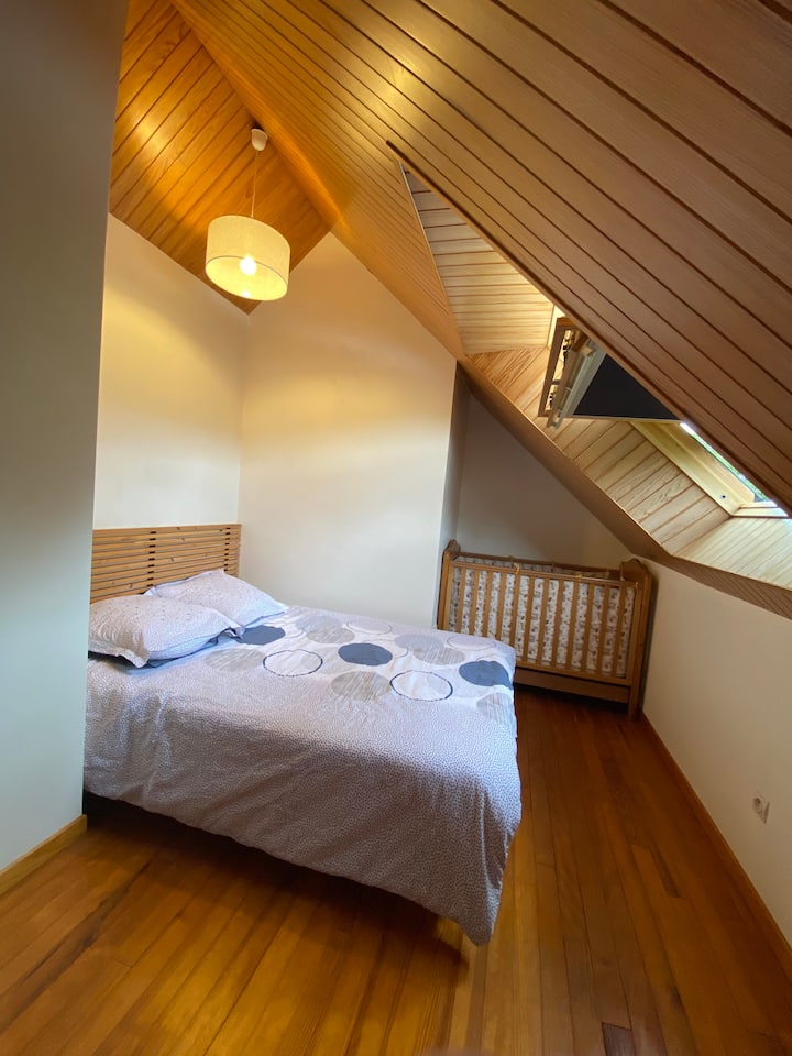 Chambre 2 (lit 140 x 190) et lit bébé