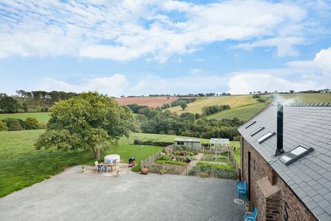 Cato's Barn - Luxury Country Retreat with Hot Tub