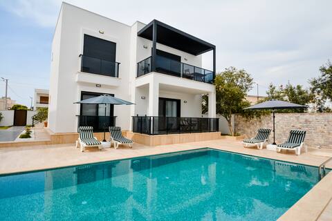 Brand New 2 Bedroom Top Floor Flat with Pool B2