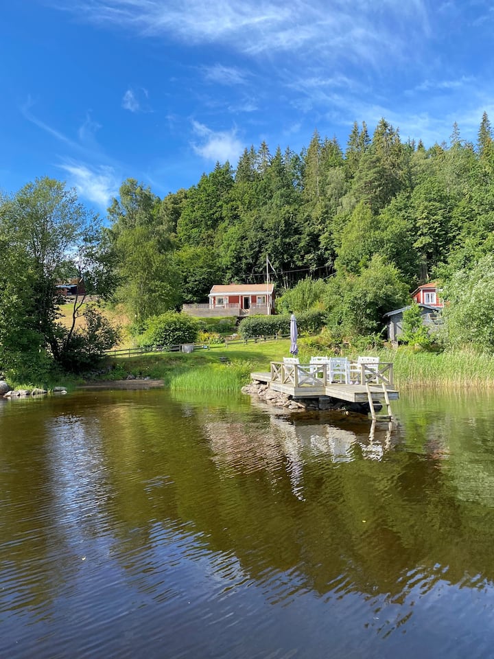 Belle maison avec vue sur le lac et une plage privée Cabanes à louer à Alingsås S, Västra