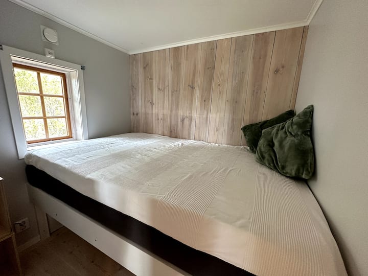 Bedroom 2, 120 cm bed.