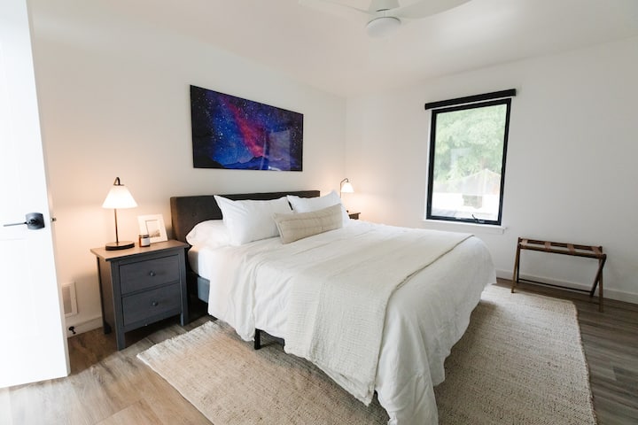 غرفة نوم بسرير كبير ، ملحقة بغرفة رائعة