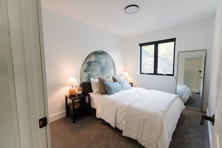 غرفة نوم بسرير كبير في الطابق العلوي