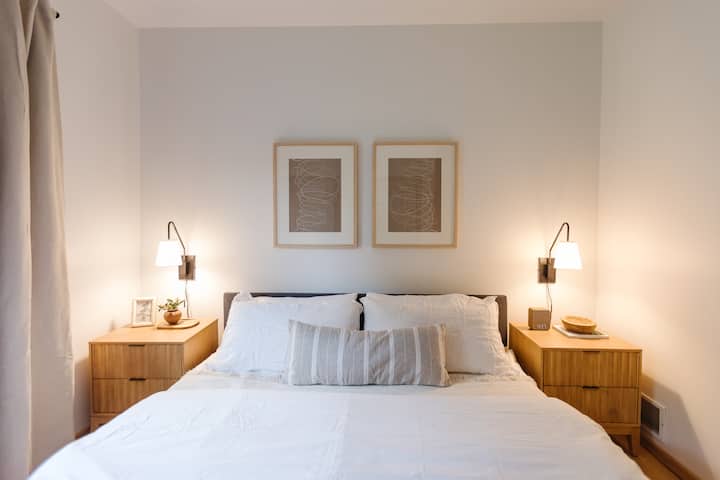 غرفة نوم بسرير كبير في الطابق الرئيسي مقابل الغسيل في الطابق الرئيسي