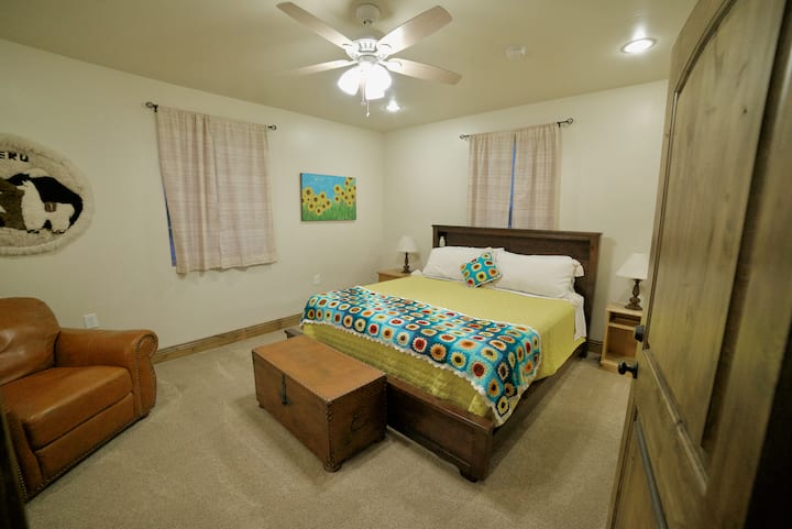 يطلق على هذا الجناح الملكي غرفة دوار الشمس