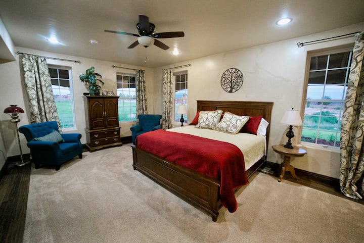 جناح رئيسي واسع بسرير كبير في الطابق الرئيسي