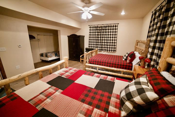 غرفة الحطاب.
خصوصية في الطابق السفلي. 2 كوين ، 1 توأم ، وحمام كبير.