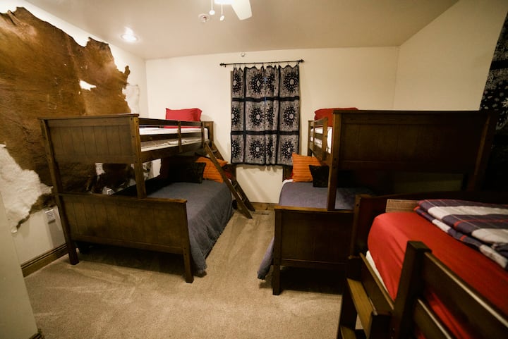 تحتوي غرفة كاوبوي بطابقين على 6 أسرّة ، (3 مجموعات من الأسرّة بطابقين) وحمام خاص